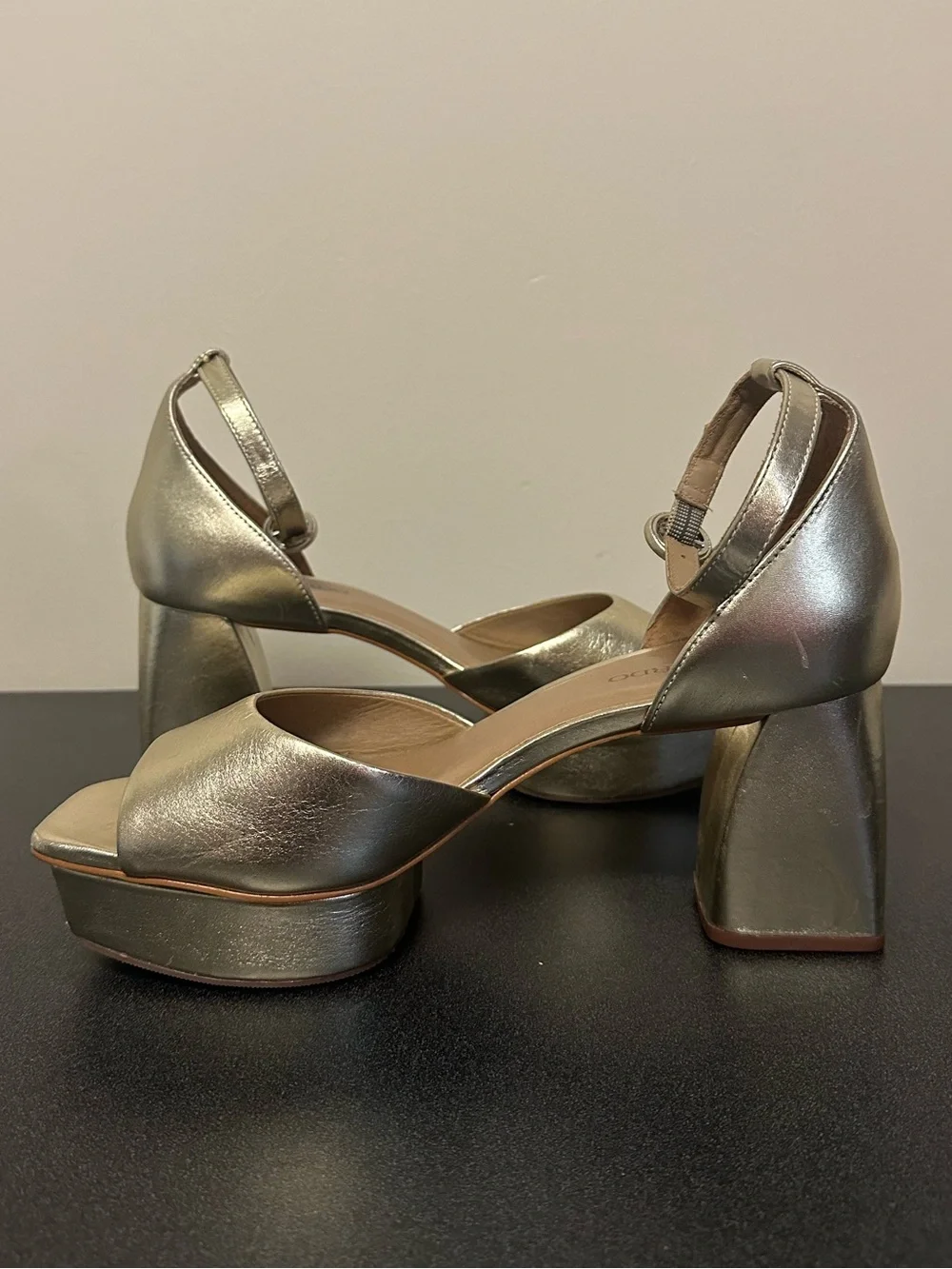 Bernardo Women's Raleigh Metallic Gold Block Heel Platform Sandals Size 8.5 M